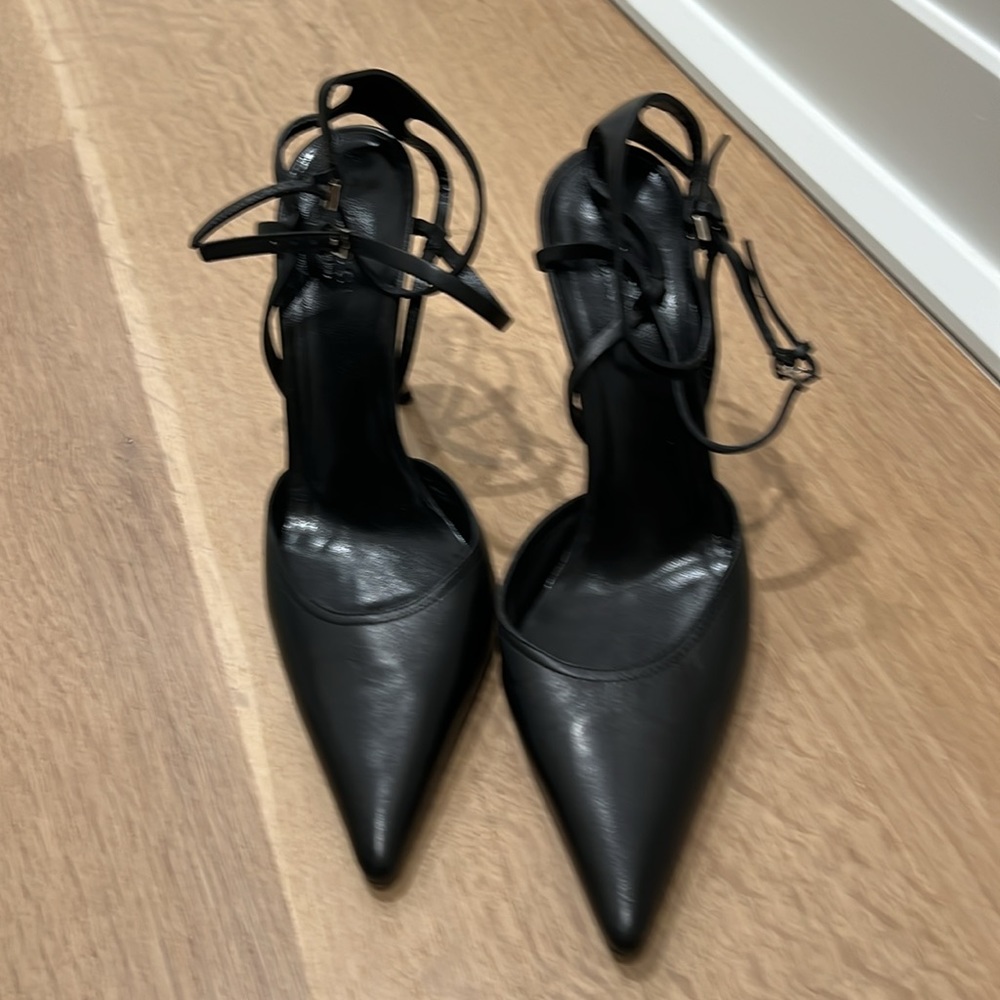 GUCCI unique leather with the metal heel